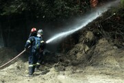 Όταν λείπουν οι πυροσβέστες περισσεύουν... οι παπάδες