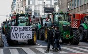 Βρυξέλλες: Η στιγμή που αγρότες εκτοξεύουν περιττώματα αστυνομικούς (Video)