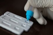 AstraZeneca: Παραδέχεται για πρώτη φορά ότι το εμβόλιό της για τον κορονοϊό προκαλεί παρενέργειες