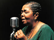Σεζάρια Έβορα, η «ξυπόλητη ντίβα» / τραγουδίστρια από το Πράσινο Ακρωτήριο