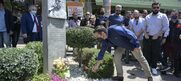 Φόρος τιμής στον Παύλο Φύσσα! Ο Αλέξης Τσίπρας άφησε ένα γαρύφαλλο στο μνημείο του στο Κερατσίνι (photo+vid)