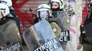 Άνδρας των ΜΑΤ φορούσε μάσκα με νεκροκεφαλή στην πορεία μνήμης για τη δολοφονία Γρηγορόπουλου