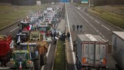 Μπάχαλο στους δρόμους: Επιθέσεις Γάλλων αγροτών εναντίον Τσέχων μεταφορέων