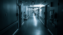 Καταγγελία: Τους έστειλαν σπίτι με σπασμένο πόδι και κάταγμα γιατί δεν υπήρχε γιατρός στο νοσοκομείο Μυκόνου