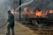 Φωτιά στη Ρόδο: «Δεν υπήρχε καμία οργάνωση», λέει κάτοικος που φιλοξενεί εγκυμονούσες τουρίστριες
