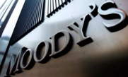 Δέσμευση για «δημοσιονομική προσαρμογή και αύξηση των πρωτογενών πλεονασμάτων» στην Ελλάδα βλέπει o Moody’s