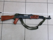 Συνελήφθη 32χρονος ημεδαπός στον Πύργο για παράνομη οπλοκατοχή και οπλοφορία  Κατασχέθηκε ένα ομοίωμα πολεμικού τυφεκίου τύπου «kalashnikov»