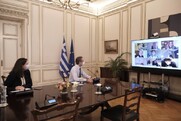 Ο Μητσοτάκης με παιδιά του δημοτικού...όχι σε γλέντια, χορούς, φωνές και τσικουδιές...