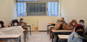 Κορωνοϊός / Εικόνες ντροπής - Μαθητές με κουβέρτες και σκουφιά στην τάξη