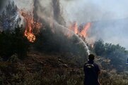 Φωτιά στη Ρόδο: Σε εξέλιξη επιχειρήσεις σε τρία πύρινα μέτωπα