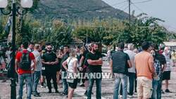 Κάτοικοι στα Καμένα Βούρλα πολιορκούν προσφυγόπουλα: Τα άφησαν χωρίς φαγητό και κουβέρτες