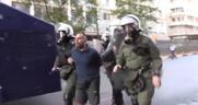 ΜΑΤατζήδες χτυπούν διαδηλωτές με μπουνιές στο πρόσωπο [ Βίντεο ]