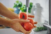 Γιατί πρέπει πάντα να πλένετε τα φρούτα και τα λαχανικά πριν τα φάτε – και η καλύτερη τεχνική που πρέπει να χρησιμοποιήσετε