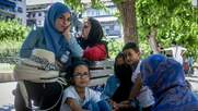 Ο Δήμος Αθηναίων ξήλωσε τα παγκάκια στην πλατεία Βικτωρίας για να διώξει τους πρόσφυγες