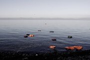 Υγρός τάφος η Μεσόγειος: Τραγικό ναυάγιο με 90 νεκρούς πρόσφυγες