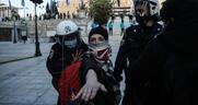 Αστυνομική βία ξανά σε σιωπηρή διαμαρτυρία καλλιτεχνών στο Σύνταγμα