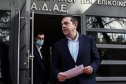 Mε φάκελο που θα παραδώσει στην ΠτΔ βγήκε ο Τσίπρας από την ΑΔΑΕ – Αναμένονται ραγδαίες εξελίξεις