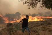 Τεράστια αναζωπύρωση στη Μάνδρα με μαύρους καπνούς – Μήνυμα 112 για εκκένωση 4 περιοχών