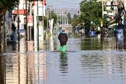 Λάρισα: Με φράγματα στις όχθες προσπαθούν να «δαμάσουν» τον Πηνειό- Συνεχίζονται οι απεγκλωβισμοί κατοίκων