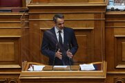 Επέπληξαν φωτογράφο γιατί γύρισε την πλάτη ενώ μιλούσε ο Μητσοτάκης στη Βουλή