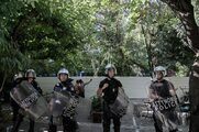 Εξάρχεια: Οι κάτοικοι ξεκίνησαν… ψυχολογικό «πόλεμο» στα ΜΑΤ που κατέλαβαν την πλατεία (video)